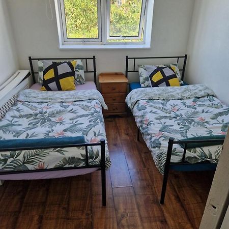 Twin Bed For Guests Londres Exterior foto